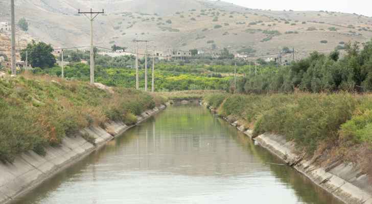 الدفاع المدني ينقذ مواطن سقطت مركبته في قناة الملك عبد الله