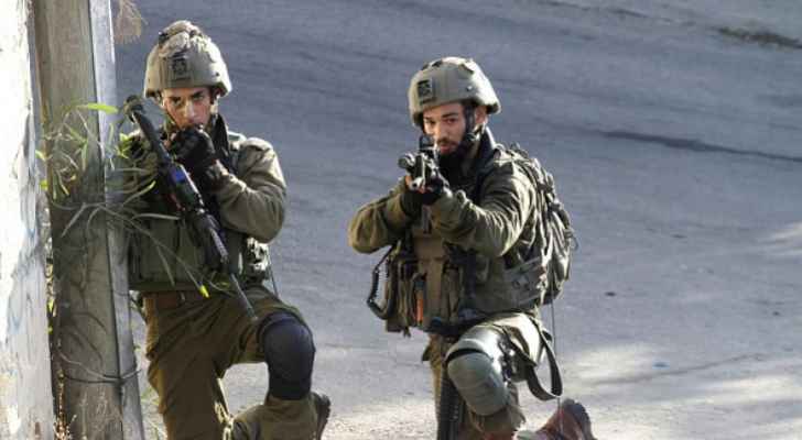 جنود الاحتلال يصيبون شابا فلسطينيا برصاصة في رأسه بقلقيلية