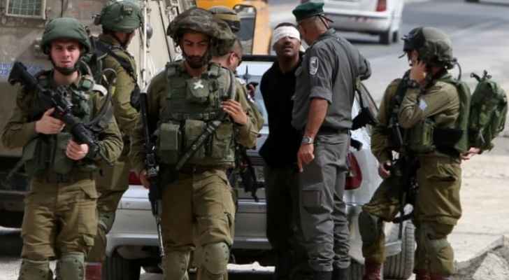 سلطات الاحتلال تعتقل ١٨ فلسطينيا من الضفة