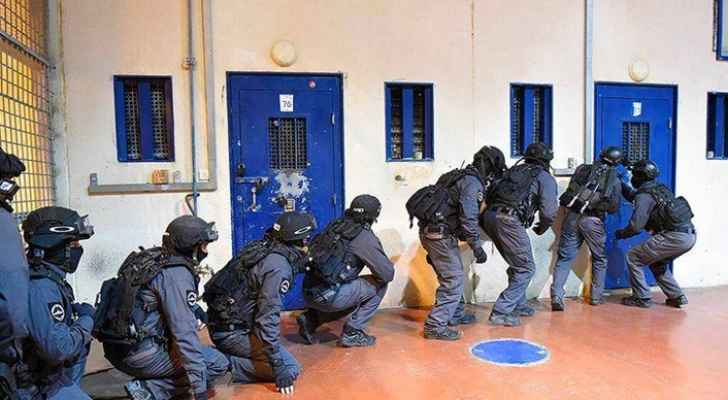 الاحتلال يقتحم قسم ١٤ في سجن عوفر وينكل بالأسرى