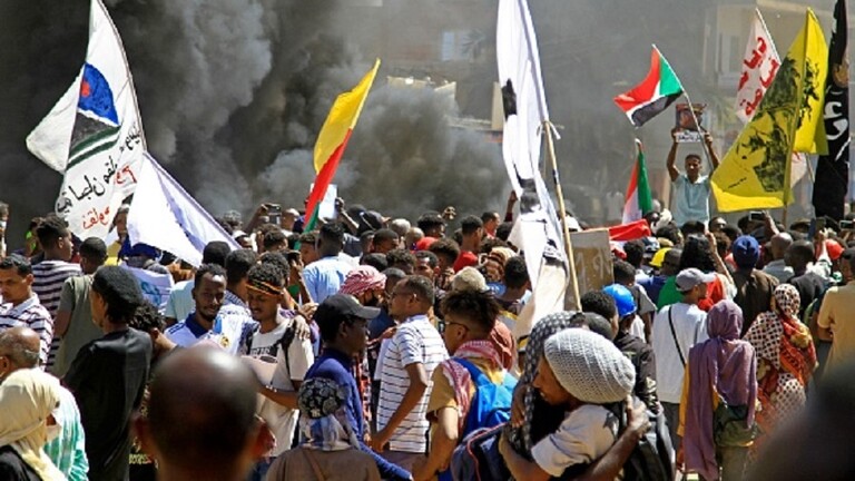 السودان: مقتل متظاهر دهسته مركبة تابعة لقوات الأمن بمدينة أم درمان