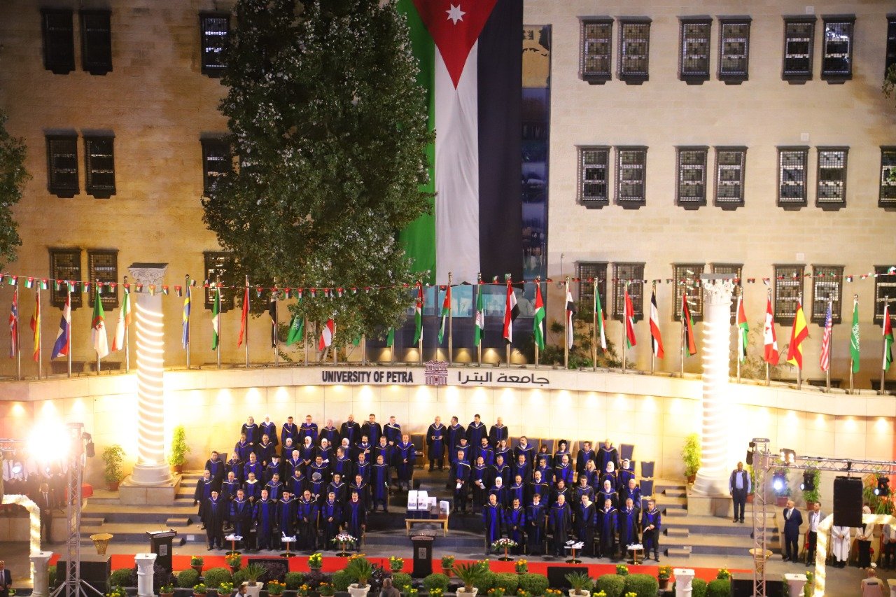 جامعة البترا تخرج طلبة الفصل الصيفي