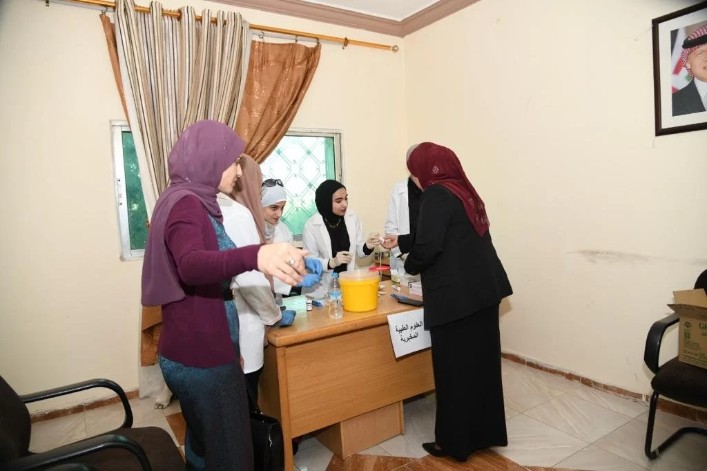 جامعة العلوم والتكنولوجيا تقيم يوم طبي مجاني في لواء الطيبة