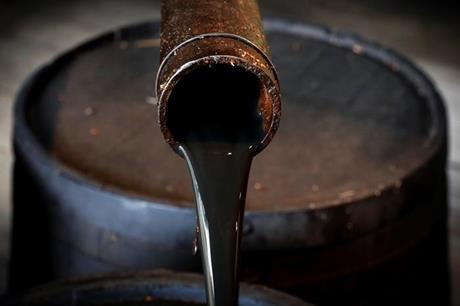 أسعار النفط تعمق مكاسبها بداية تعاملات الأسبوع بعد تراجع الدولار