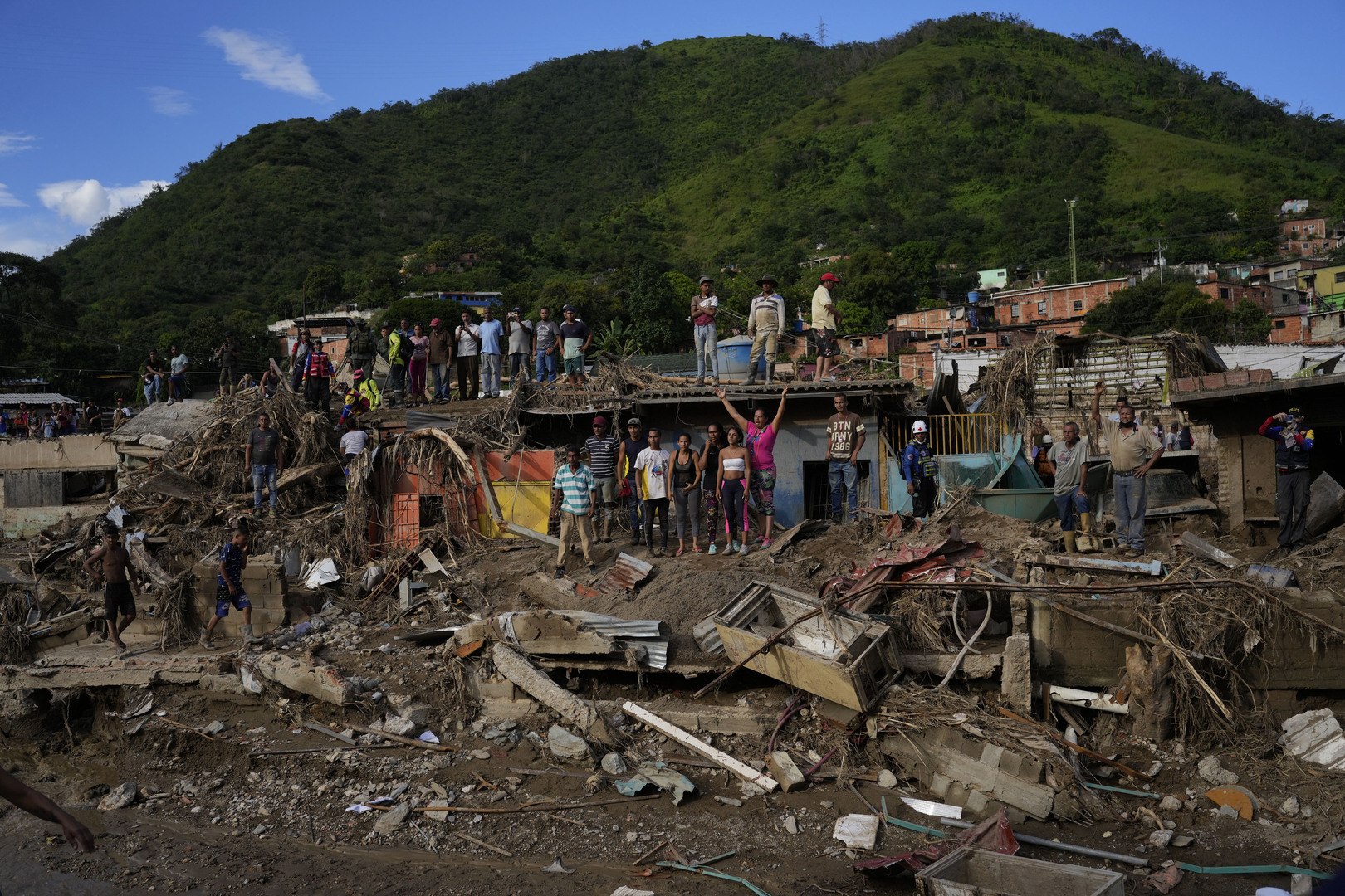 ارتفاع حصيلة ضحايا الانزلاق الأرضي في فنزويلا إلى 36 شخصًا