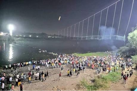 ارتفاع عدد قتلى كارثة الجسر في الهند