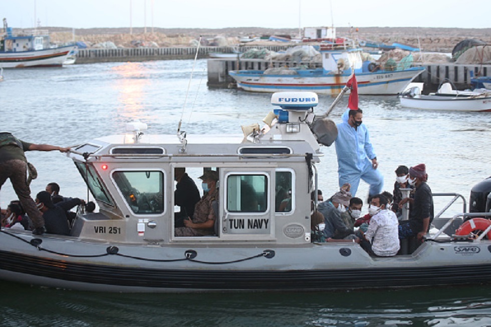 الأمن التونسي يعترض أكثر من 800 مهاجر بحرا في ليلة واحدة