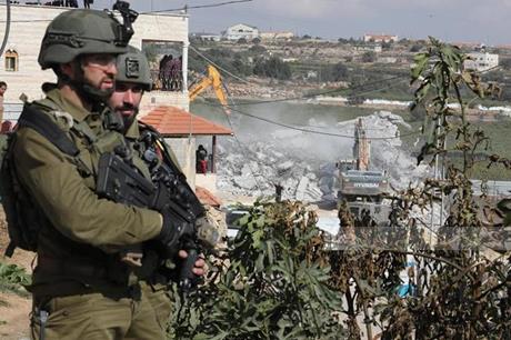 الاحتلال يعتقل مسنا ونجله في القدس