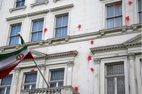 إيران تعلن تعرض سفارتها في لندن للاعتداء