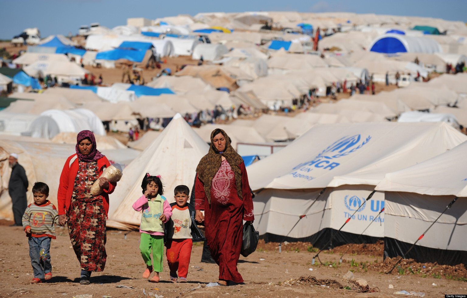 “العفو الدولية” تطالب لبنان بوقف إعادة اللاجئين السوريين جماعيا