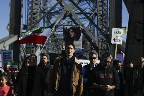 ترودو يشارك في مسيرة دعما للتظاهرات في إيران