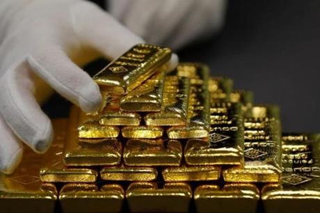 رهانات رفع الفائدة تهبط بأسعار الذهب عالمياً