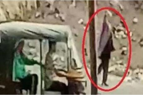فيديو يحبس الأنفاس.. شاهد لحظة دهس حفار لامرأة في مصر