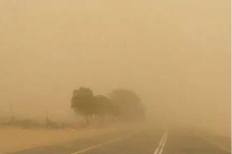 قطع حركة السير في منطقة الرويشد بسبب الرياح والغبار