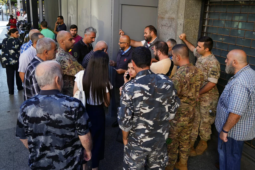 لبنان.. مودع يقتحم مصرفا والقوى الأمنية تخرجه بالقوة