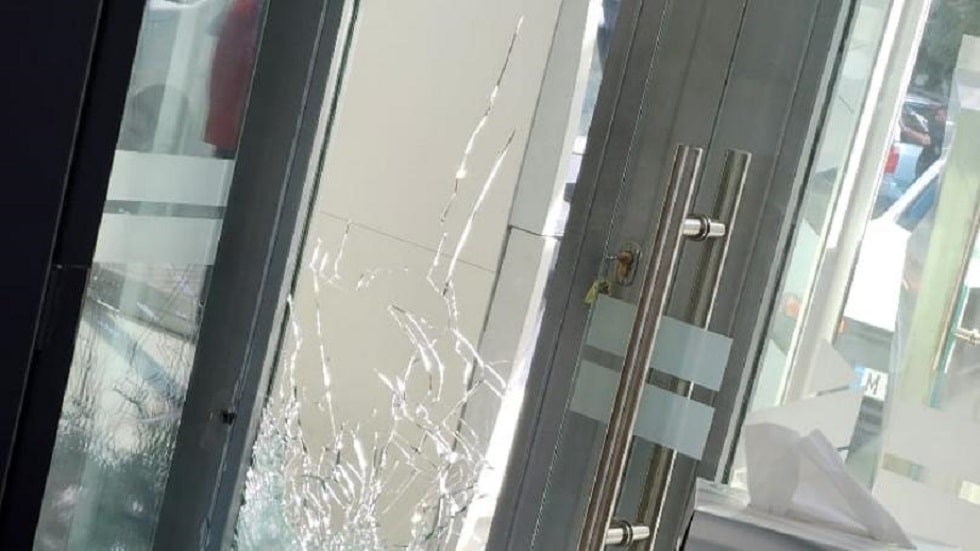 مسلح يطلق النارعلى واجهة مدخل بنك بيروت بعد منعه من الدخول ويلوذ بالفرار (فيديو)