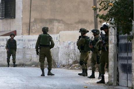 الاحتلال يعتقل ثلاثة فلسطينيين من نابلس