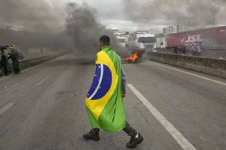 البرازيل: سيارة تقتحم حشدا وتدهس العشرات