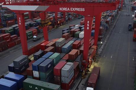 تراجع صادرات كوريا الجنوبية للمرة الأولى في عامين
