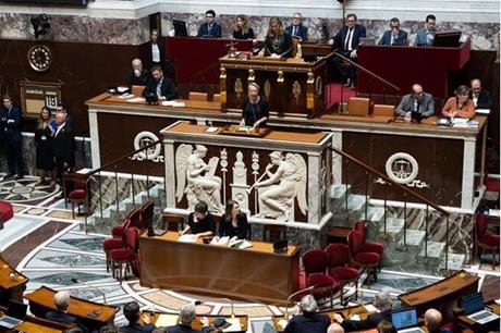 البرلمان الفرنسي يرفض التصويت على حجب الثقة عن الحكومة